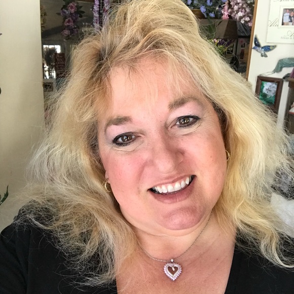 Meet your Posher, Julie - Picture 1 of 1